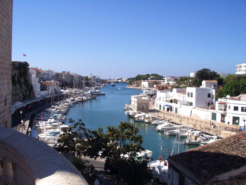 Bild des Fährhafens in Menorca (Ciutadella)